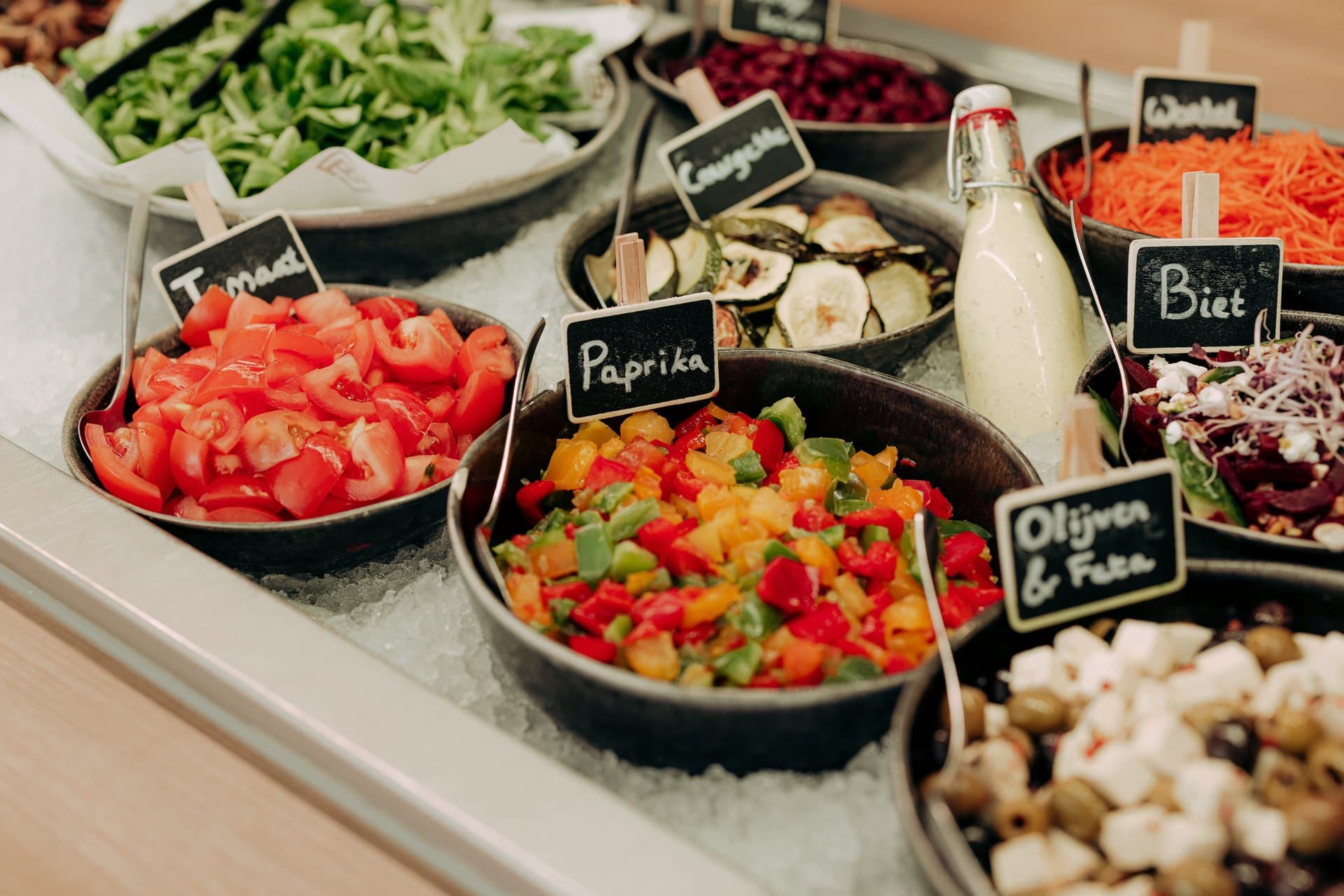 Saladebar met seizoensgroenten in het Breinvoer bedrijfsrestaurant