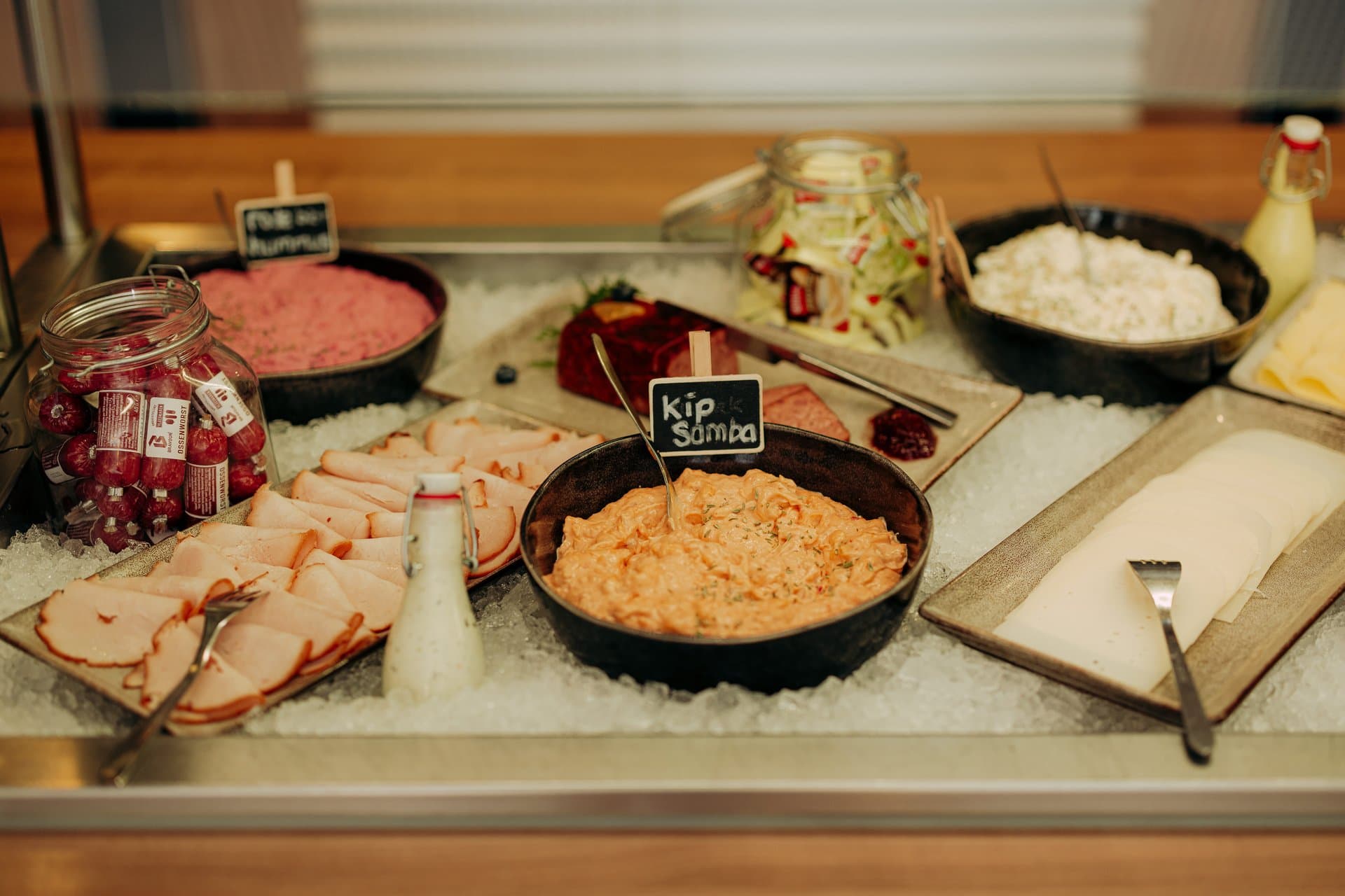 Breinvoer chef bereidt verse bedrijfscatering op locatie